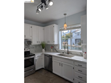 Awesome waterfront 1st floor newly Renovated Condo with a sunny - photo 6