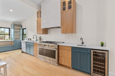 Charming 1920's beach cottage nestled on sought-after Sullivan's - photo 11