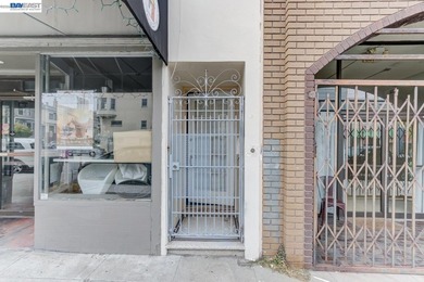 GREAT INVESTMENT! Live upstairs. Rent downstairs. Let San - photo 3