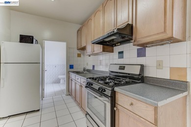 GREAT INVESTMENT! Live upstairs. Rent downstairs. Let San - photo 9