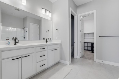 Welcome to this stunning Salem home offering nearly 5,200 sq. ft - photo 24
