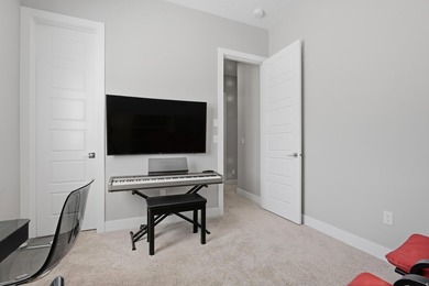 Welcome to this stunning Salem home offering nearly 5,200 sq. ft - photo 32