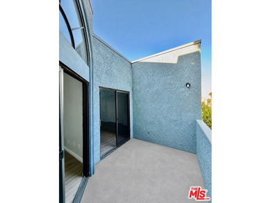 Fully remodeled 1 bed, 1 bath condo. Upgraded from head to toe a - photo 14