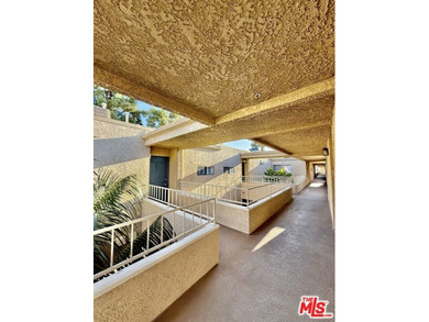 Fully remodeled 1 bed, 1 bath condo. Upgraded from head to toe a - photo 17