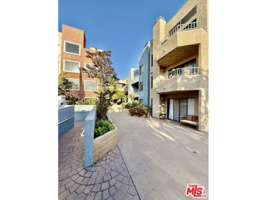 Fully remodeled 1 bed, 1 bath condo. Upgraded from head to toe a - photo 19