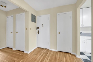 Top-floor 1-bedroom co-op in the well-maintained Whitewood - photo 2