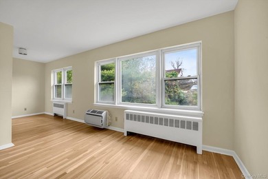 Top-floor 1-bedroom co-op in the well-maintained Whitewood - photo 5