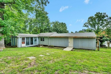 Cheap & Cheerful! This lakefront SW comes furnished with Five - photo 2