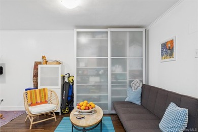 Location! Location! Large, sunny studio with lovely separate - photo 2