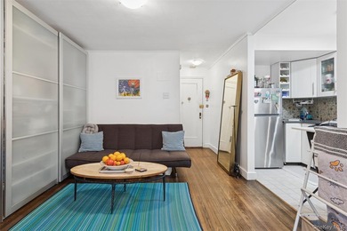Location! Location! Large, sunny studio with lovely separate - photo 3