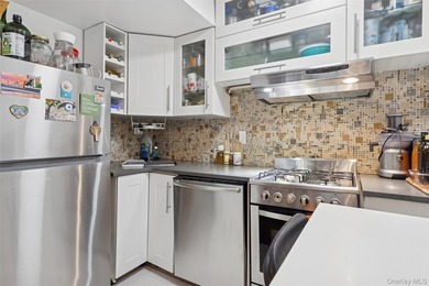 Location! Location! Large, sunny studio with lovely separate - photo 4