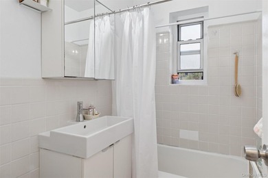 Location! Location! Large, sunny studio with lovely separate - photo 5