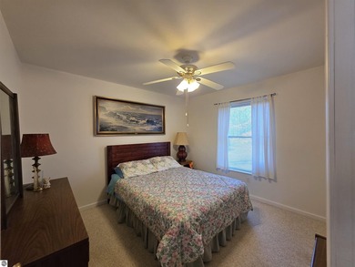 Escape to the beauty of Stylus Lake with this charming three - photo 21