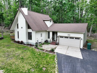 Well-maintained and stylish 2 bedroom, 3 bath home situated on a - photo 1