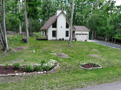 Well-maintained and stylish 2 bedroom, 3 bath home situated on a - photo 2
