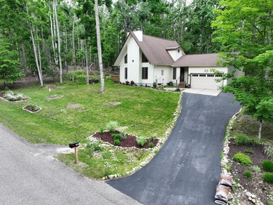 Well-maintained and stylish 2 bedroom, 3 bath home situated on a - photo 4