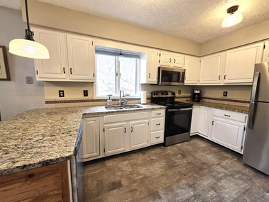 Well-maintained and stylish 2 bedroom, 3 bath home situated on a - photo 10