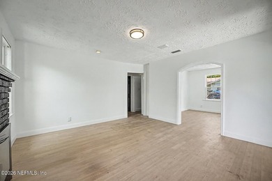 Opportunity meets convenience with this fully renovated 3 bed, 2 - photo 4