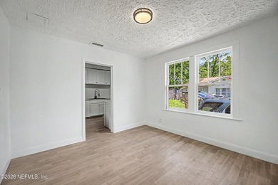 Opportunity meets convenience with this fully renovated 3 bed, 2 - photo 5