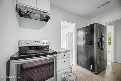 Opportunity meets convenience with this fully renovated 3 bed, 2 - photo 8