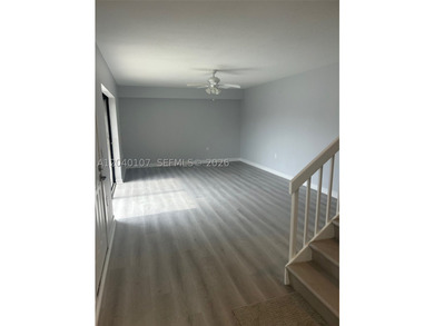 Renovated 2 bed 2 bath TH, LVT flooring downstairs, carpet - photo 4