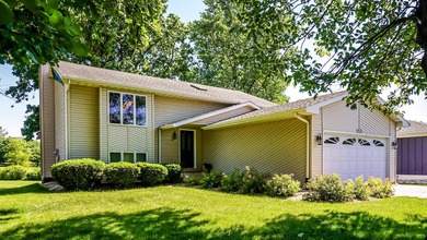 ~ONE OWNER HOME~ GOLF COURSE FAIRWAY ~ Meticulously maintained - photo 1