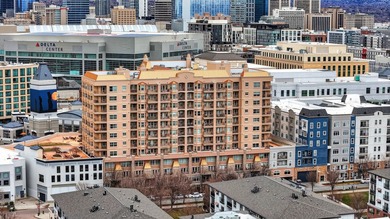 Wonderful Downtown Living! This sleek downtown condo is ideal