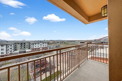 Wonderful Downtown Living! This sleek downtown condo is ideal
