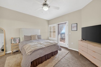 Wonderful Downtown Living! This sleek downtown condo is ideal