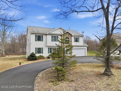 Welcome to this beautifully maintained split-level home offering - photo 3