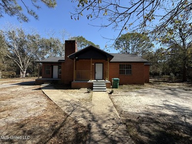 investment home located on a huge corner lot. Presently under - photo 1