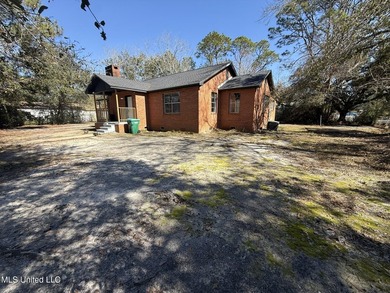 investment home located on a huge corner lot. Presently under - photo 2