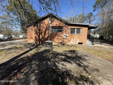 investment home located on a huge corner lot. Presently under - photo 3
