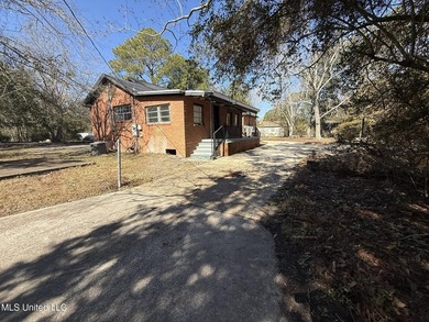 investment home located on a huge corner lot. Presently under - photo 4
