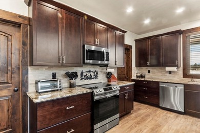 QUALITY BUILT CUSTOM HOME CLOSE TO TAMARACK! Views all around - photo 15