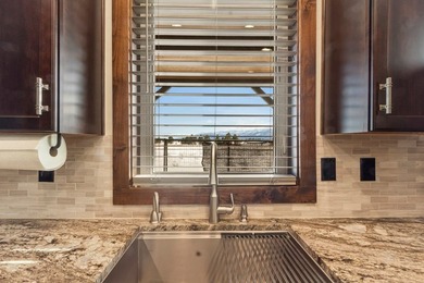 QUALITY BUILT CUSTOM HOME CLOSE TO TAMARACK! Views all around - photo 26
