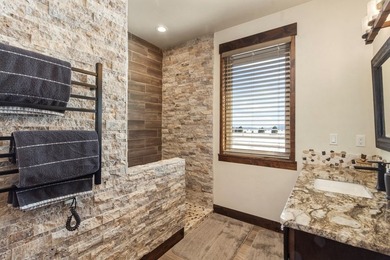 QUALITY BUILT CUSTOM HOME CLOSE TO TAMARACK! Views all around - photo 32