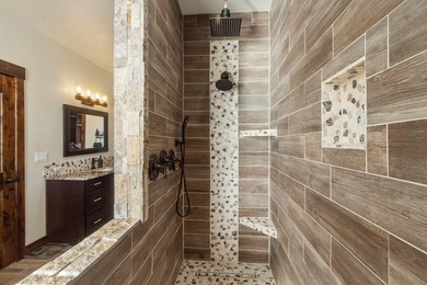 QUALITY BUILT CUSTOM HOME CLOSE TO TAMARACK! Views all around - photo 33