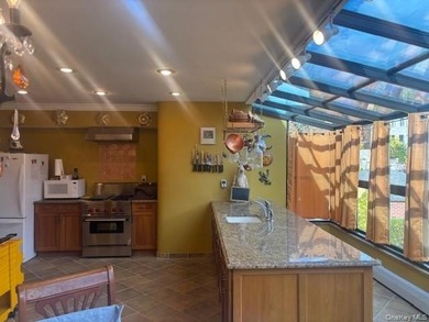 Welcome to this charming home in Staten Island, just five - photo 6