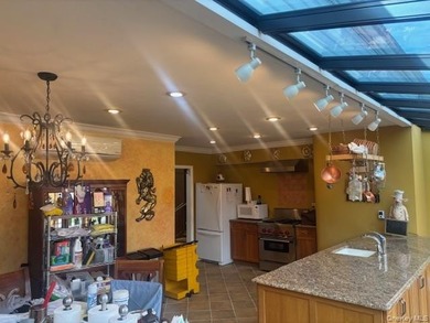 Welcome to this charming home in Staten Island, just five - photo 7