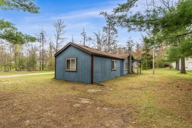 4 bed, 1 bath home conveniently located close to town and near - photo 2