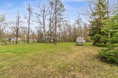 4 bed, 1 bath home conveniently located close to town and near - photo 5