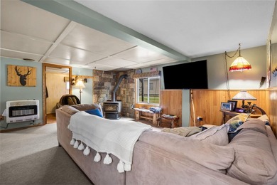 4 bed, 1 bath home conveniently located close to town and near - photo 7