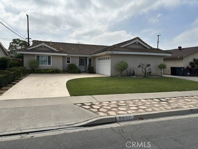 Single family home located in a highly desired neighborhood! - photo 1