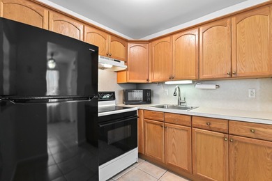 Welcome to this charming 1-bedroom, 1.5-bathroom corner-unit - photo 7