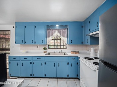 Opportunity awaits at this adorable, solid all-brick ranch pool - photo 15