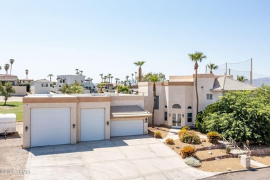 Nestled on the 4th fairway in RESIDENTIAL ESTATES, this stunning - photo 2