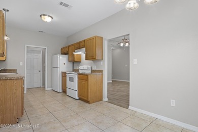 Cute as a button! Move-in ready 3 bed, 2 bath home close to - photo 13