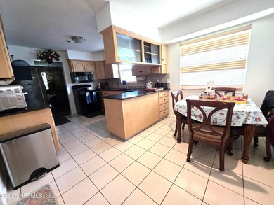 FINAL REDUCTION! REDUCED! All Brick home on large lot in a nice - photo 3