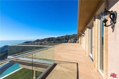 Gorgeous Mediterranean Styled mansion in Malibu overlooking a - photo 15